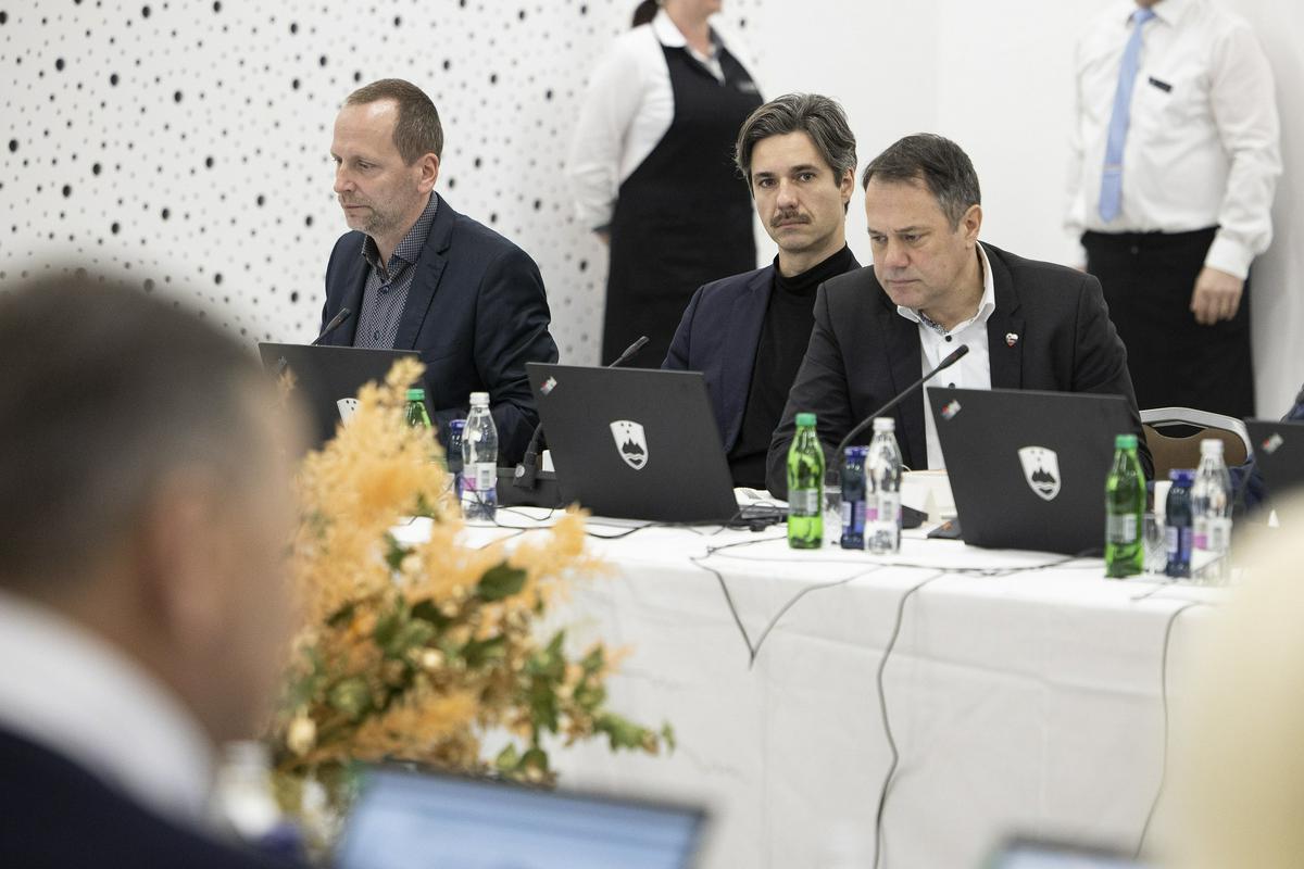 Mesec: Odločitev o 1000 evrih neto minimalne plače je zdržala koalicijsko in vladno presojo