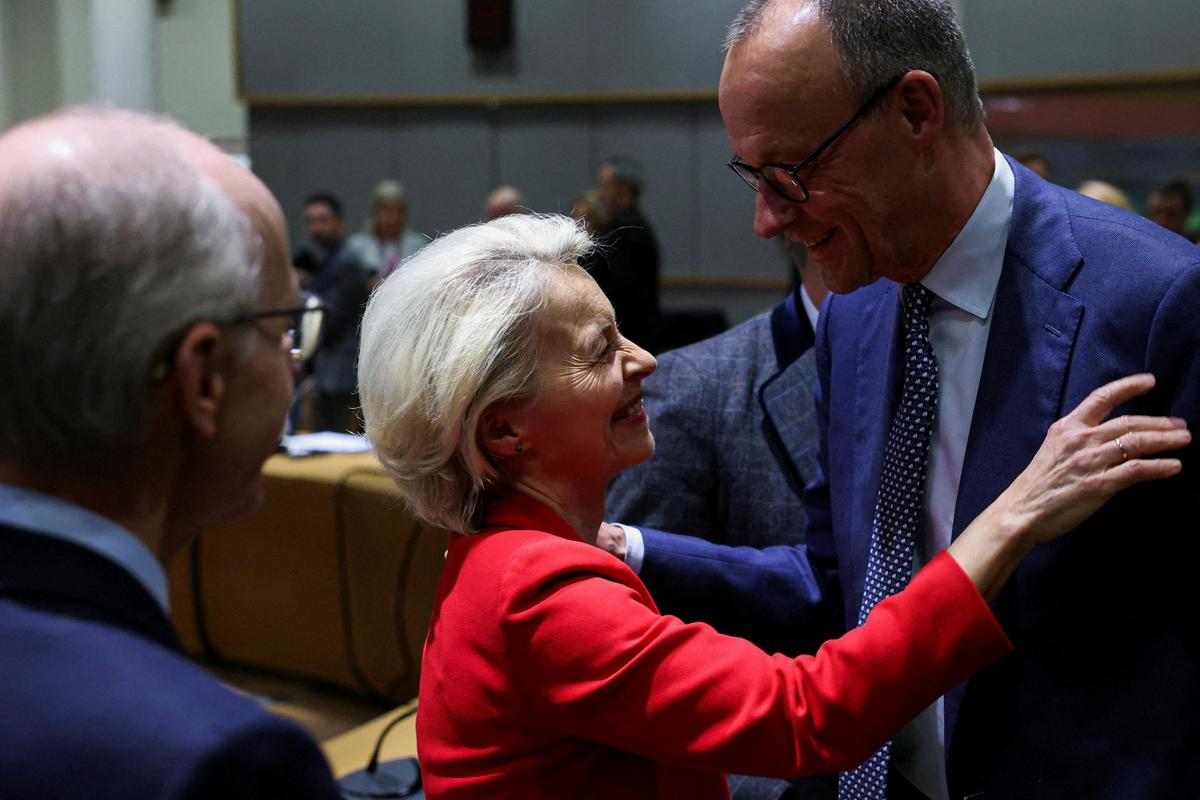 Voditelji članic EU se trepljajo po hrbtu glede enotnosti, a vezi z ZDA niso pripravljeni razrdeti