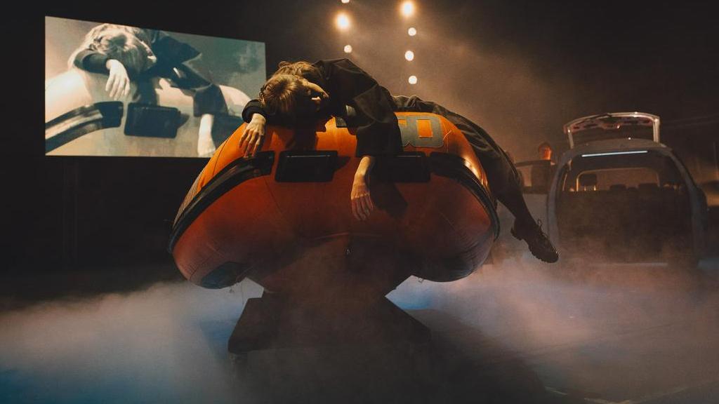 "Ne bom se rodila, da lahko spet umrem": predelava antičnega mita kot povabilo v nadrealno potovanje