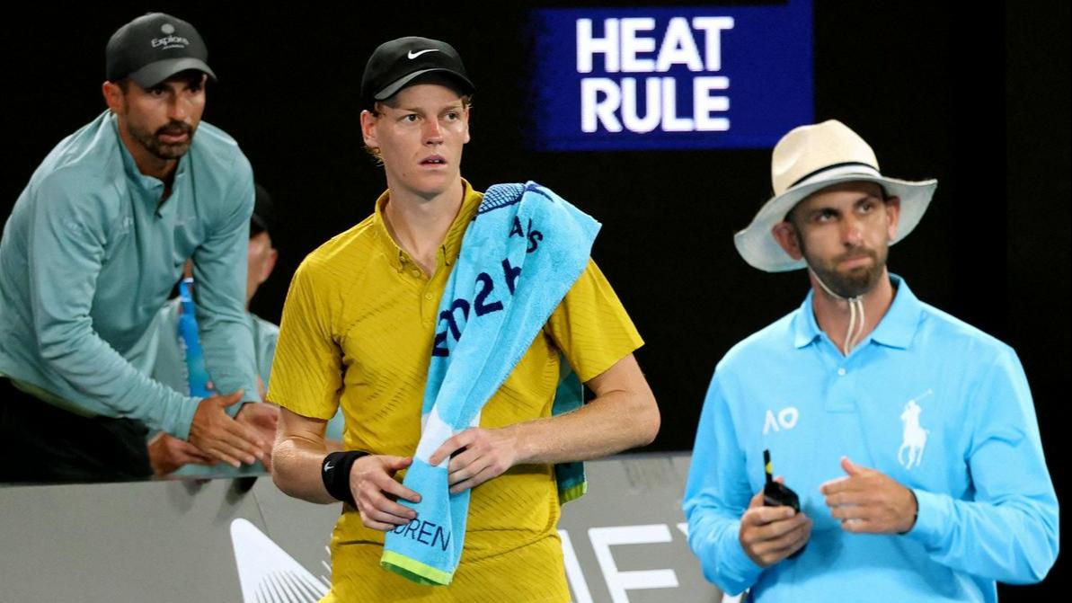 Zaradi vročinskega vala ustavili dvoboje, Sinner slavil pod streho