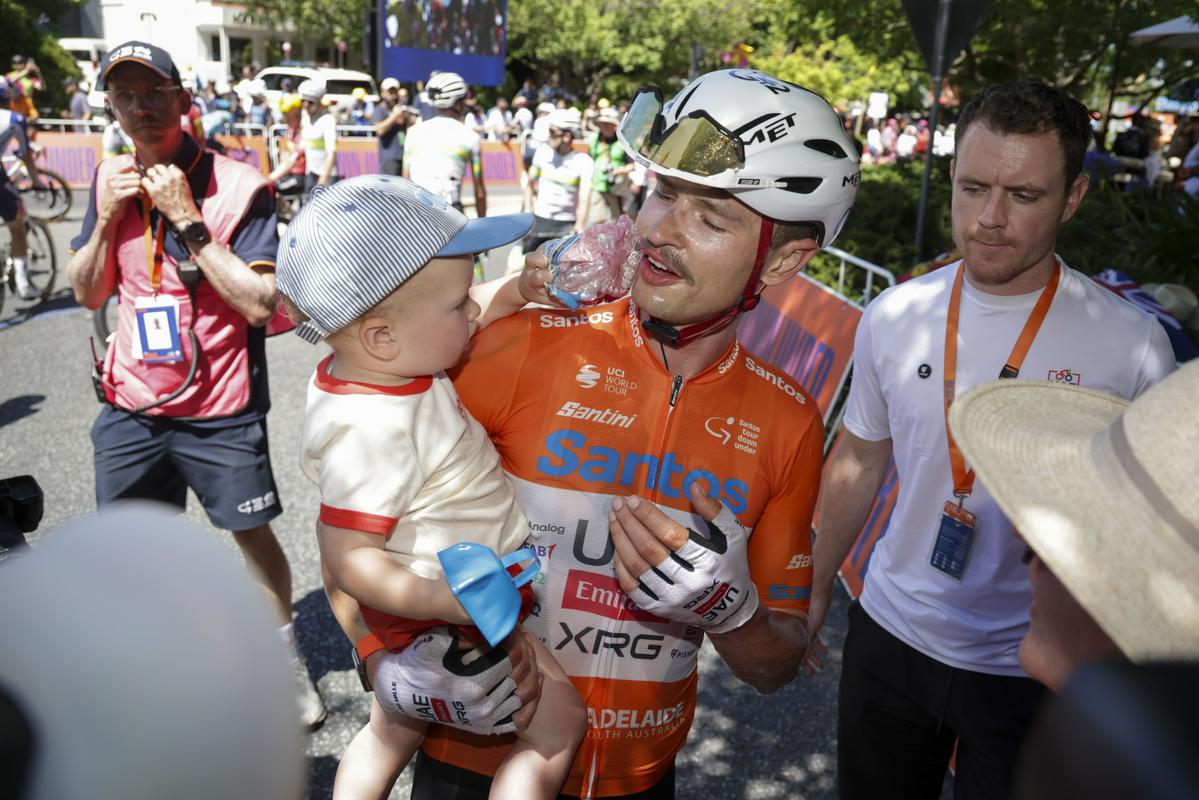 Glivar ujet 800 metrov pred ciljem, Vine slavil kljub trku s kengurujem