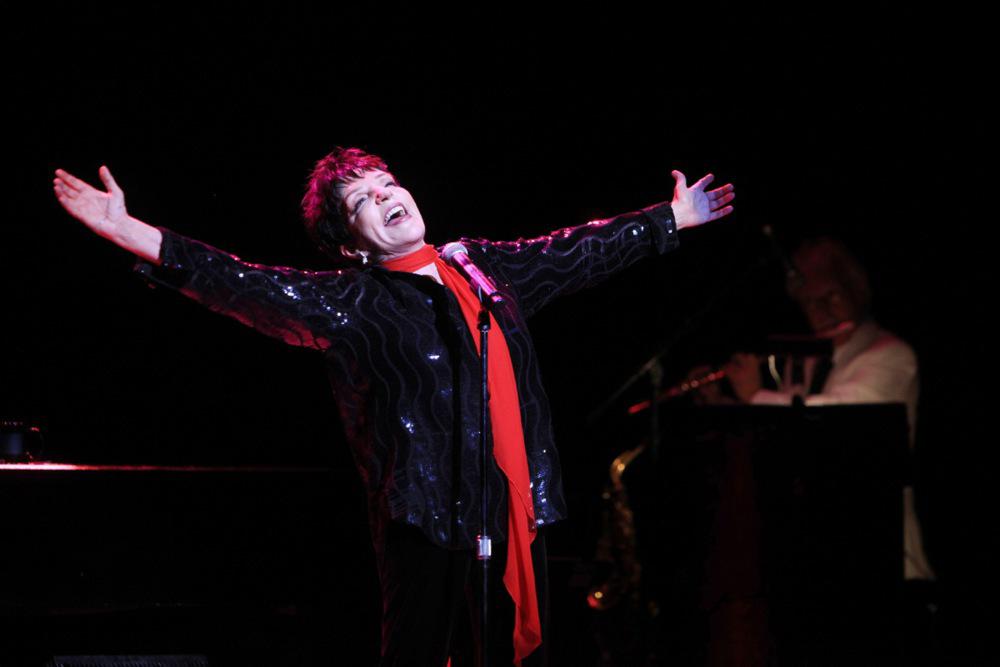 Liza Minnelli s pomočjo UI-ja postregla z novo skladbo