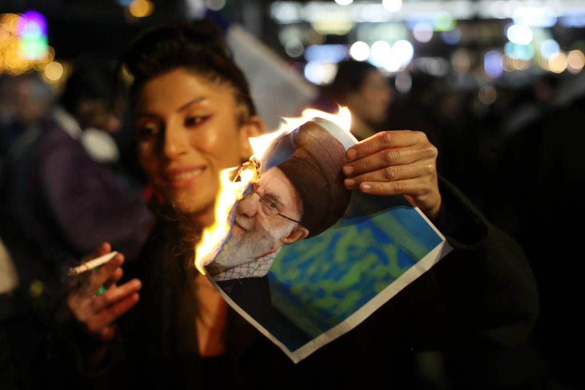 Yorgos Lanthimos in Juliette Binoche med filmskimi ustvarjalci, ki v pismu obsojajo nasilje v Iranu