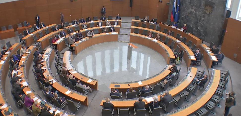 DZ o financiranju investicij občin, nadurah za zahtevne policijske naloge in prepovedi pirotehnike