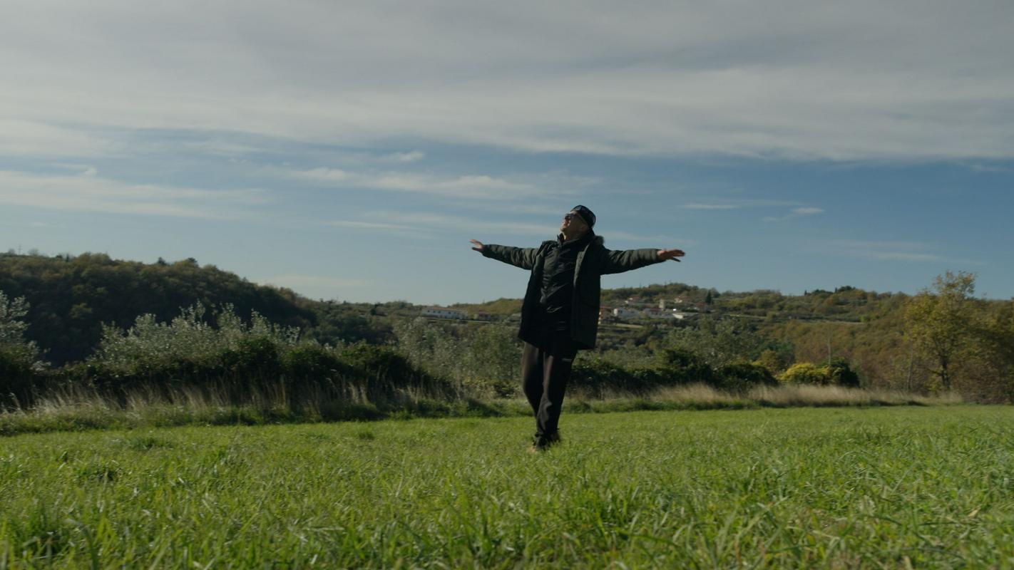 Kako zveni narava? Nipke, Štras, Luka Sešek in Eva Boto na prostem posneli himno planetu.