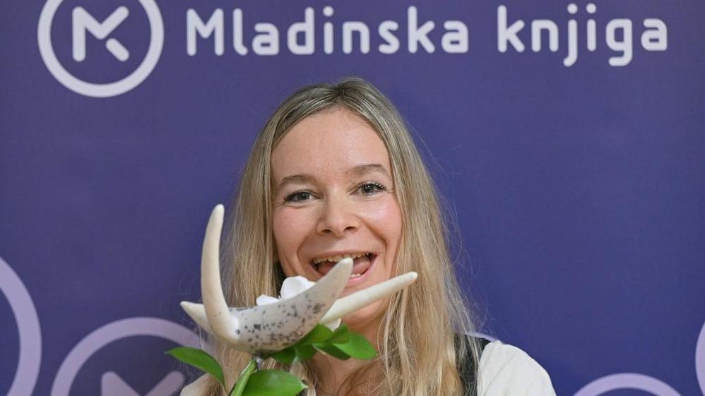 Modra ptica poletela k Maji B. Kranjc in njenemu romanu za odrasle Kjer teče košuta