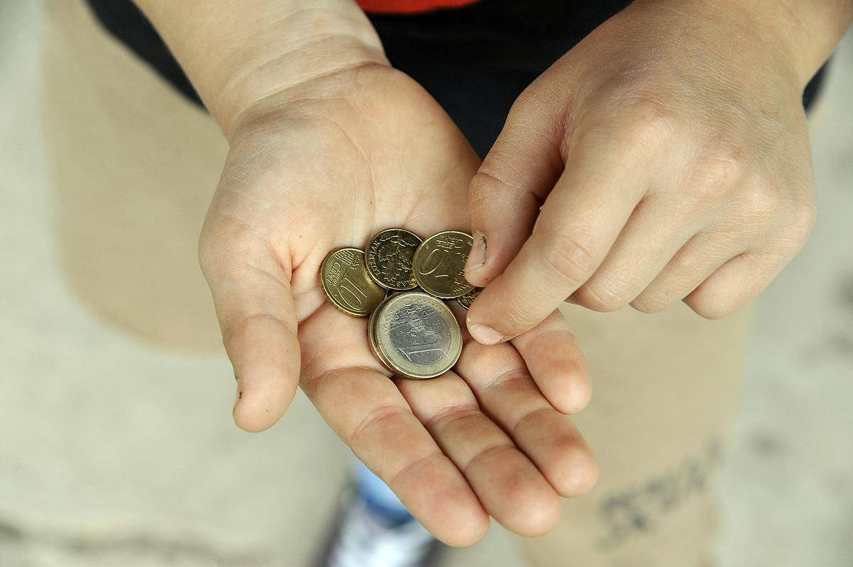 Izvržbe prejemnikov socialne pomoči se bodo lahko plačevale po obrokih