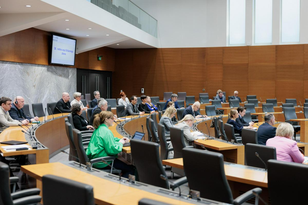 Poslanci bodo obravnavali sveženj, ki bi pravnomočno obsojenim omejil zasedanje voljenih funkcij