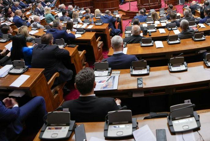Srbski parlament kljub opozorilom sprejel sveženj pravosodnih zakonov