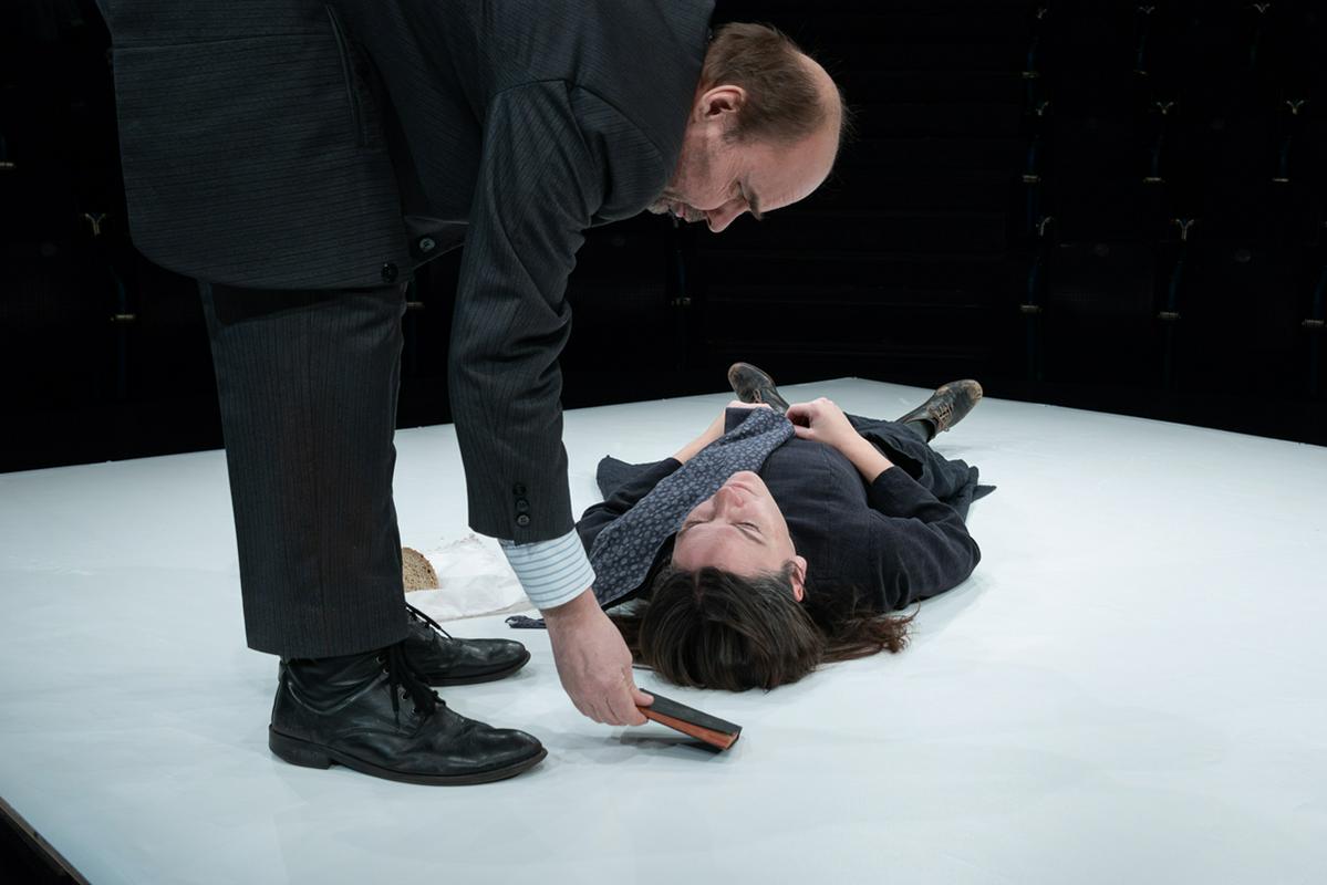 "Skromna uprizoritev revnega gledališča" ali Cankarjev Na klancu v Lorencijevi režiji