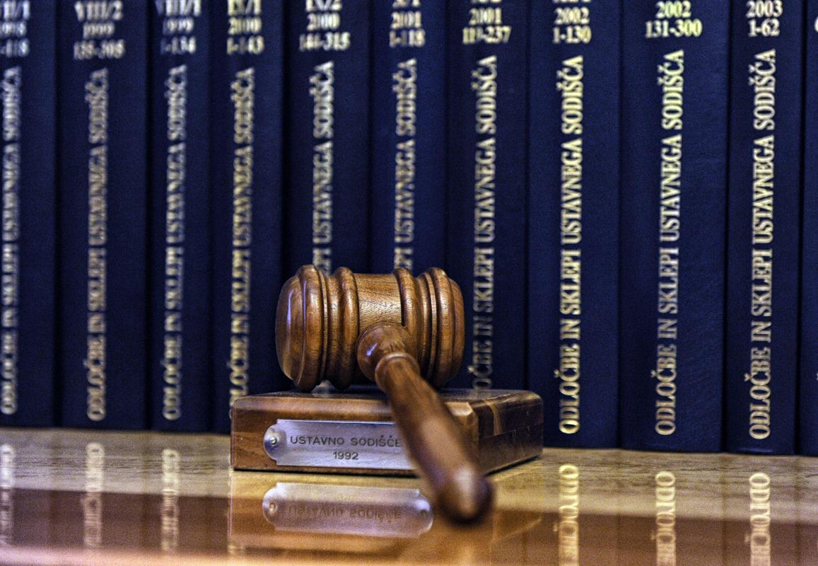 Ali bodo v torek izvoljeni trije novi ustavni sodniki? Podpora je precej negotova.