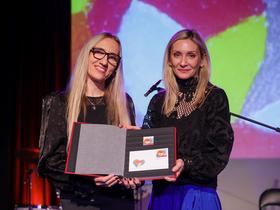 Predstavnica Kabineta poslovodstva in korporativnega komuniciranja Pošte Slovenije Simona Koser Šavora in Direktorica Pionirskega doma, Barbara Murn Vrviščar Foto: Barbara Reya