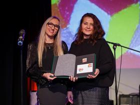 Predstavnica Kabineta poslovodstva in korporativnega komuniciranja Pošte Slovenije Simona Koser Šavora in Mateja Demšič, vodja Oddelka za kulturo Mestne občine Ljubljana Foto: Barbara Reya