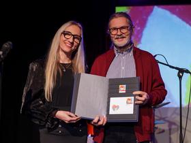 Simona Koser Šavora iz Pošte Slovenije in Bojan Bračič, predsednik Filatelistične zveze Slovenije Foto: Barbara Reya