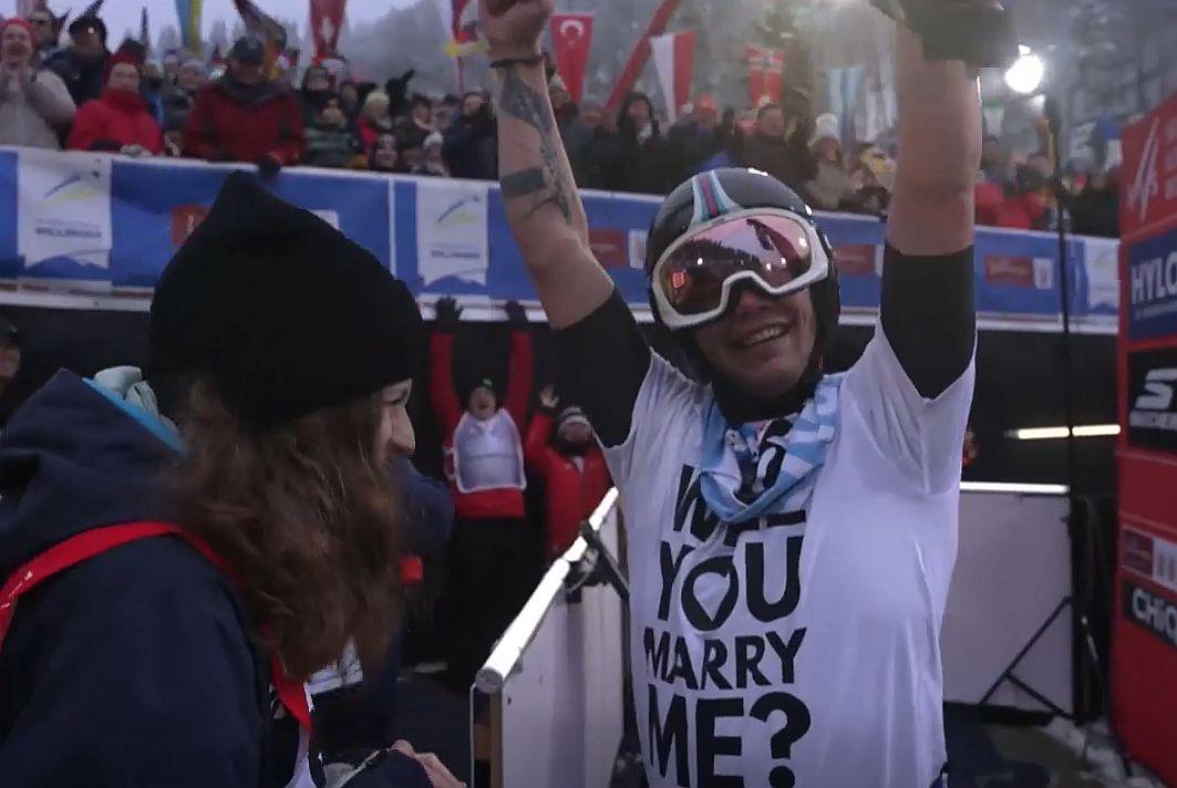 Slovenski predskakalec Urban Sušnik v Willingenu po skoku zaprosil izbranko