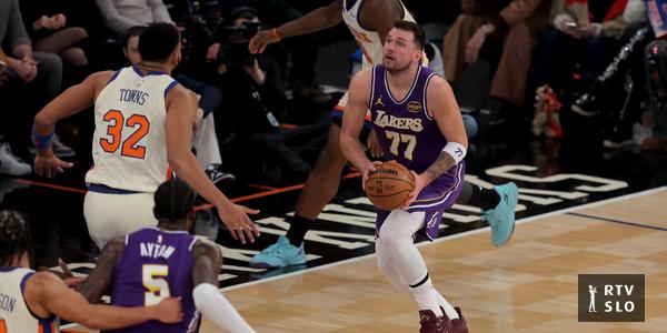New York Knicks – Los Angeles Lakers 52:56 (polčas; Dončić 18 točk) Kép