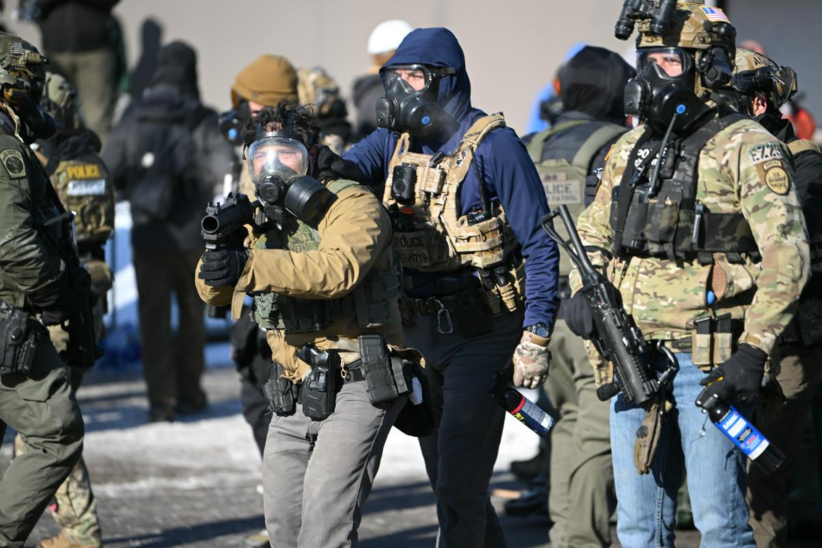 Razkriti imeni zveznih agentov, ki sta ubila Alexa Prettija. Župan Portlanda zahteva odhod ICE-a.