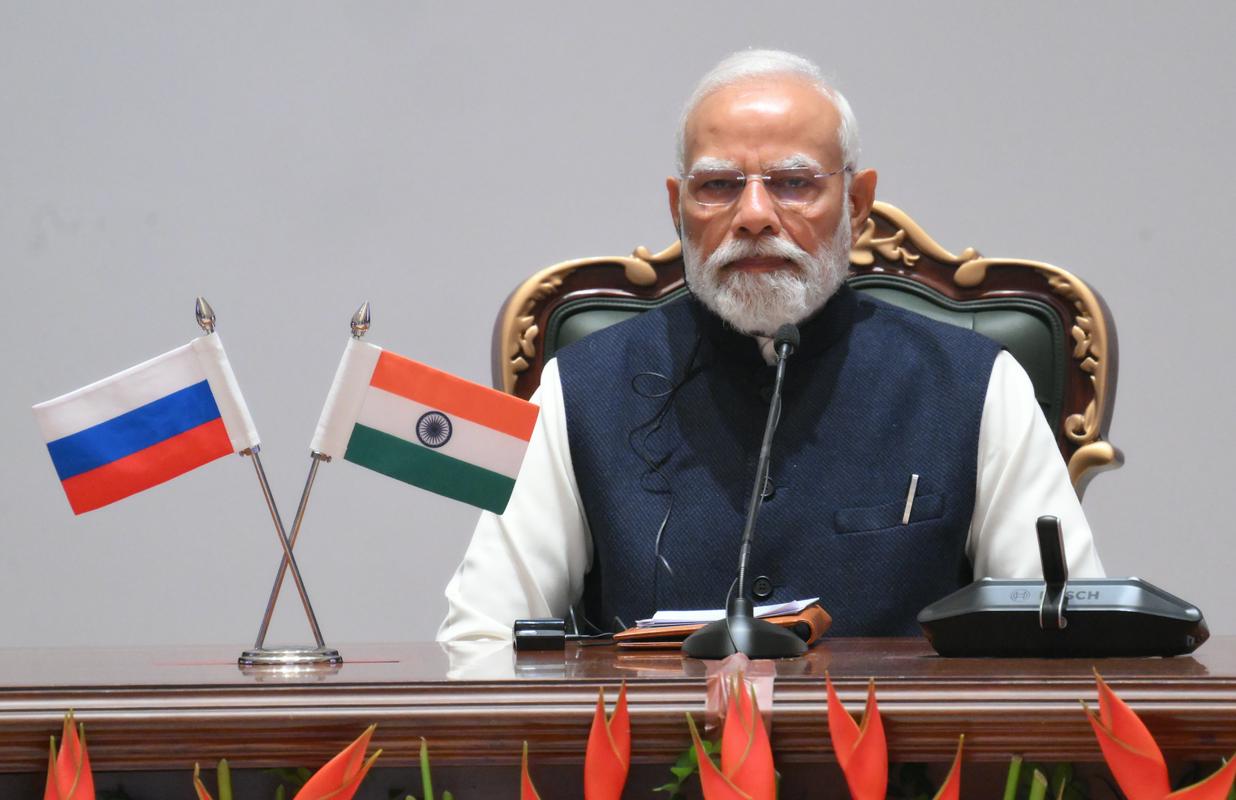 Indija ob pritiskih EU-ja in ZDA močno skrčila uvoz ruske nafte