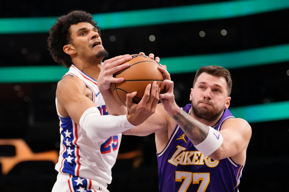 LA Lakers - Philadelphia 85:87 (po 3. četrtini); poškodba Dončića