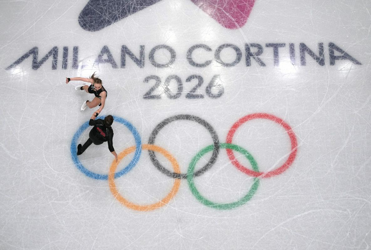 Začetek ekipne tekme umetnostnih drsalcev