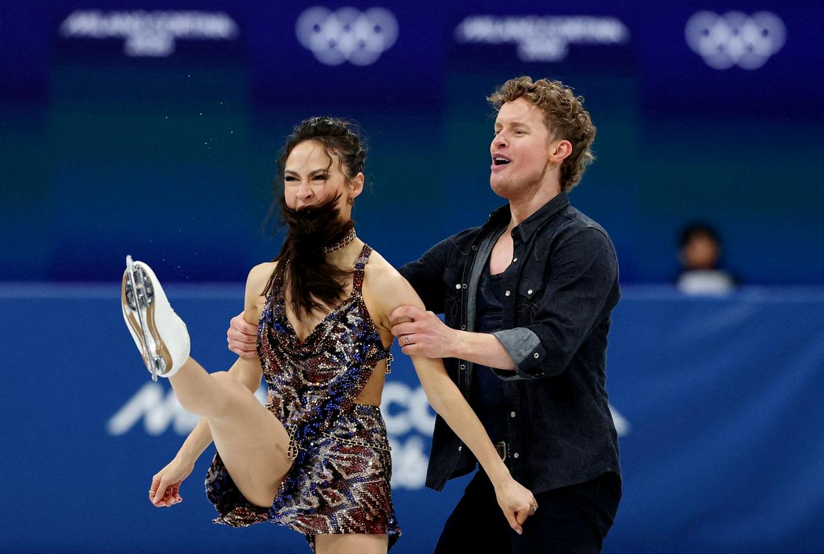 Ekipna tekma: kratki programi športnih parov