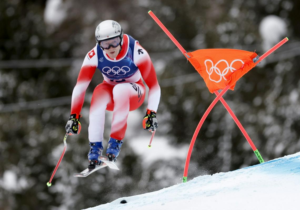 Skakalke in smukači v ospredju uvodnega tekmovalnega dne, v akciji sedem Slovencev