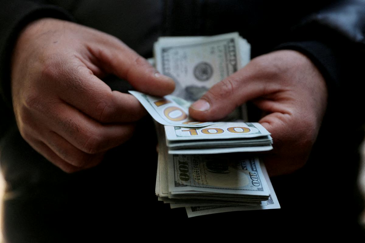 Trump pohvalil pogovore z Iranom, nato pa napovedal dodatne sankcije za države, ki poslujejo z njim