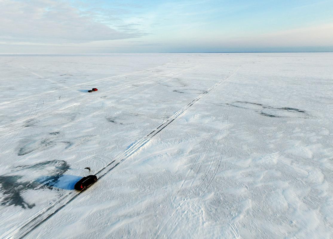 Estonci se do bližnjih otokov vozijo po zamrznjenem Baltskem morju