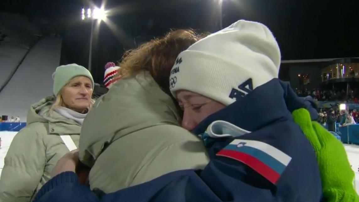 Podoživite Nikin srebrni večer: od solz do objema s staršema in medalje