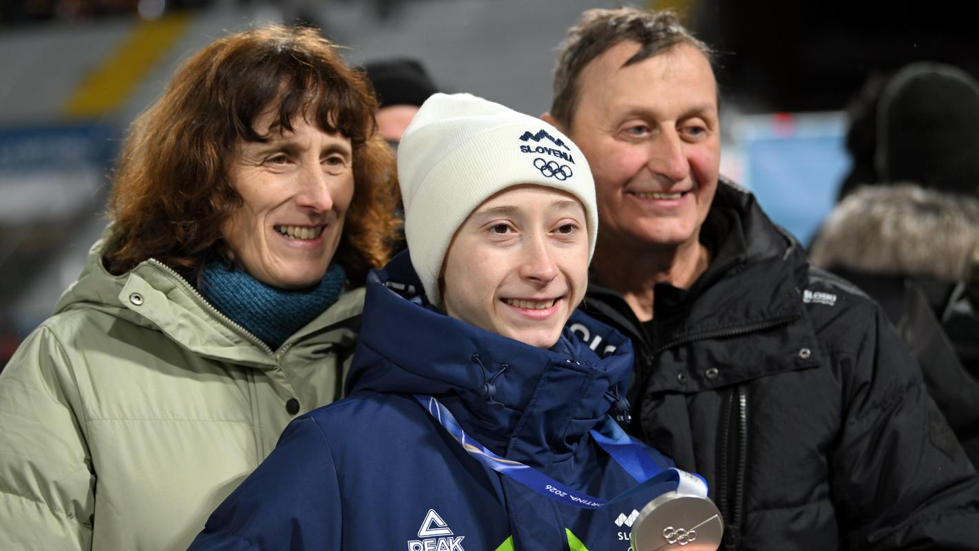 Podoživite Nikin srebrni večer: od solz do objema s starši in medalje