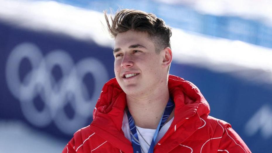 Franjo von Allmen 24. smučar, ki je kot aktualni svetovni prvak postal še olimpijski