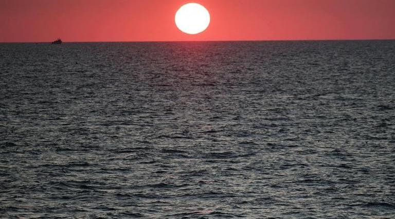 Ob obali Libije se je prevrnil čoln s prebežniki. Umrlo ali pogrešanih je 53 ljudi.