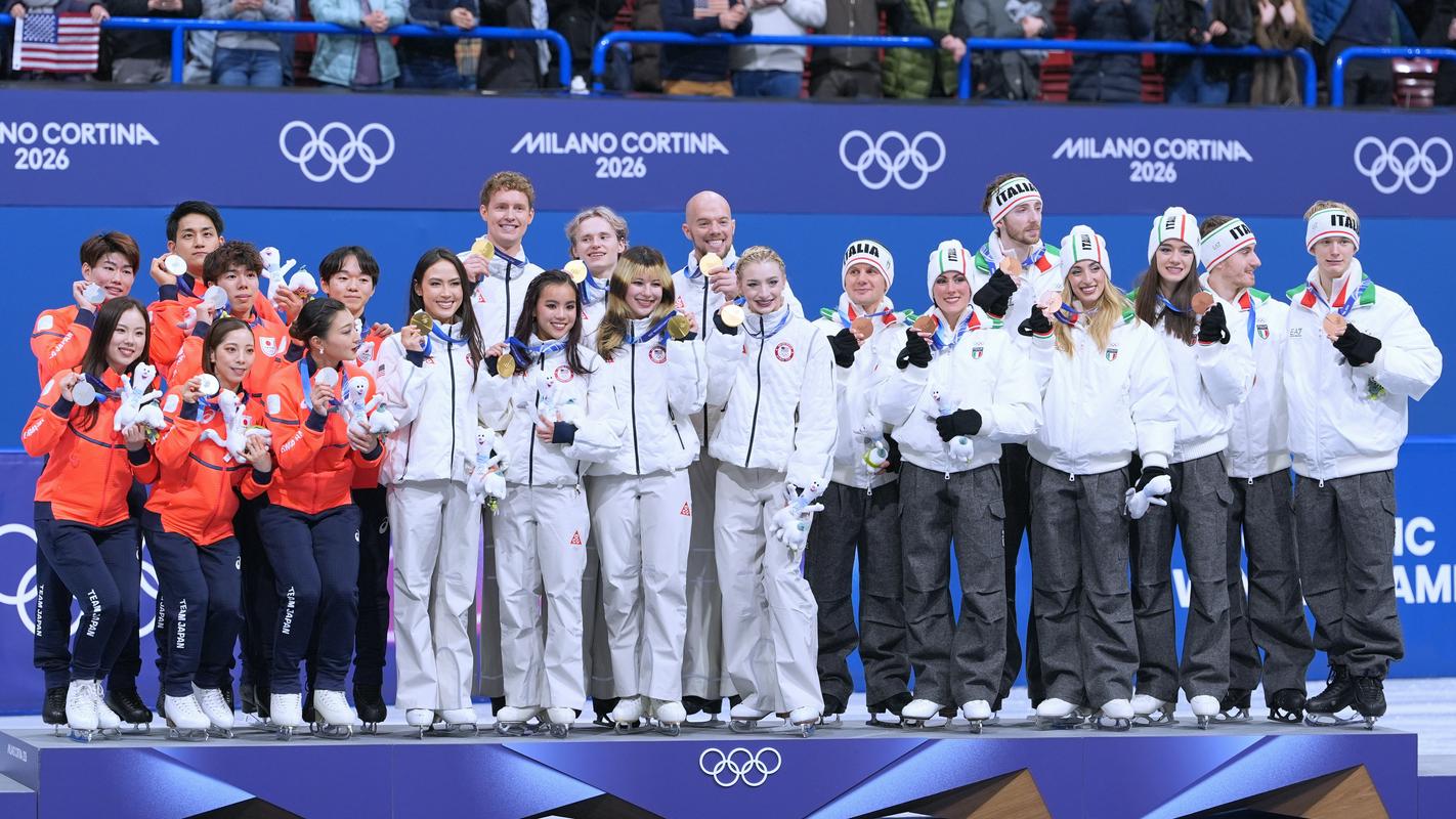 Umetnostni drsalci se pritožujejo, da je zmagovalni oder poškodoval njihove drsalke