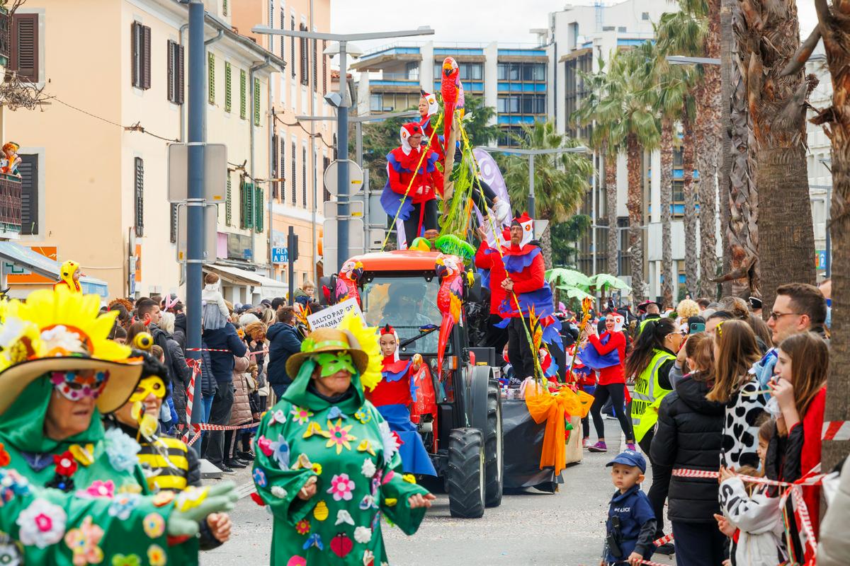V Kopru zaživela razstava o karnevalski in pustni dediščini