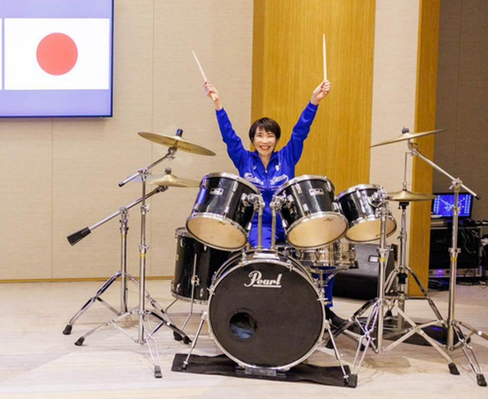 Prva japonska premierka Takaiči do zgodovinske zmage s konservativno držo, odločnostjo in karizmo