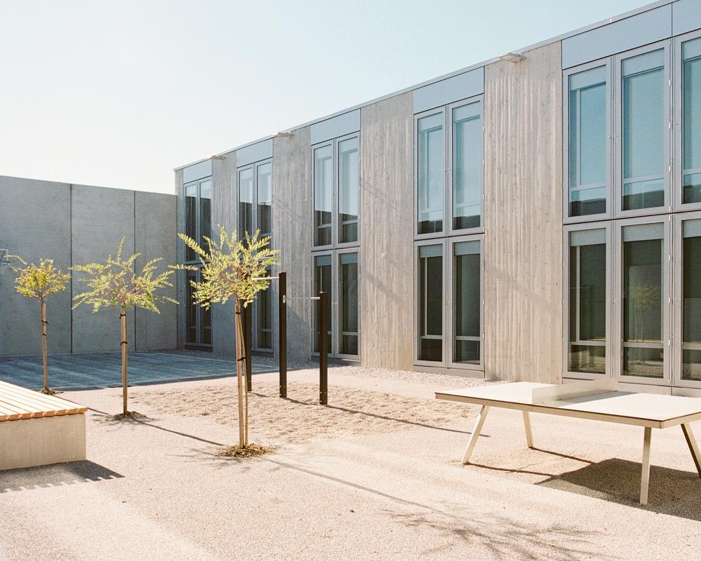 Novi zapor v Dobrunjah: mesto v malem z 'bivalnimi skupnostmi' za 16 zapornikov