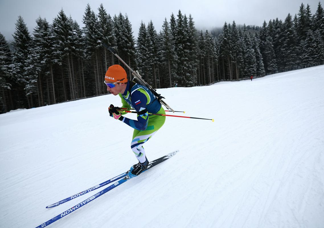 Na biatlonski tekmi s skupinskim startom od Slovencev le Jakov Fak