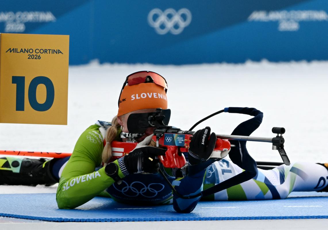 Pravkar ženska štafeta: Lampič po obupnem streljanju stoje padla na 15. mesto