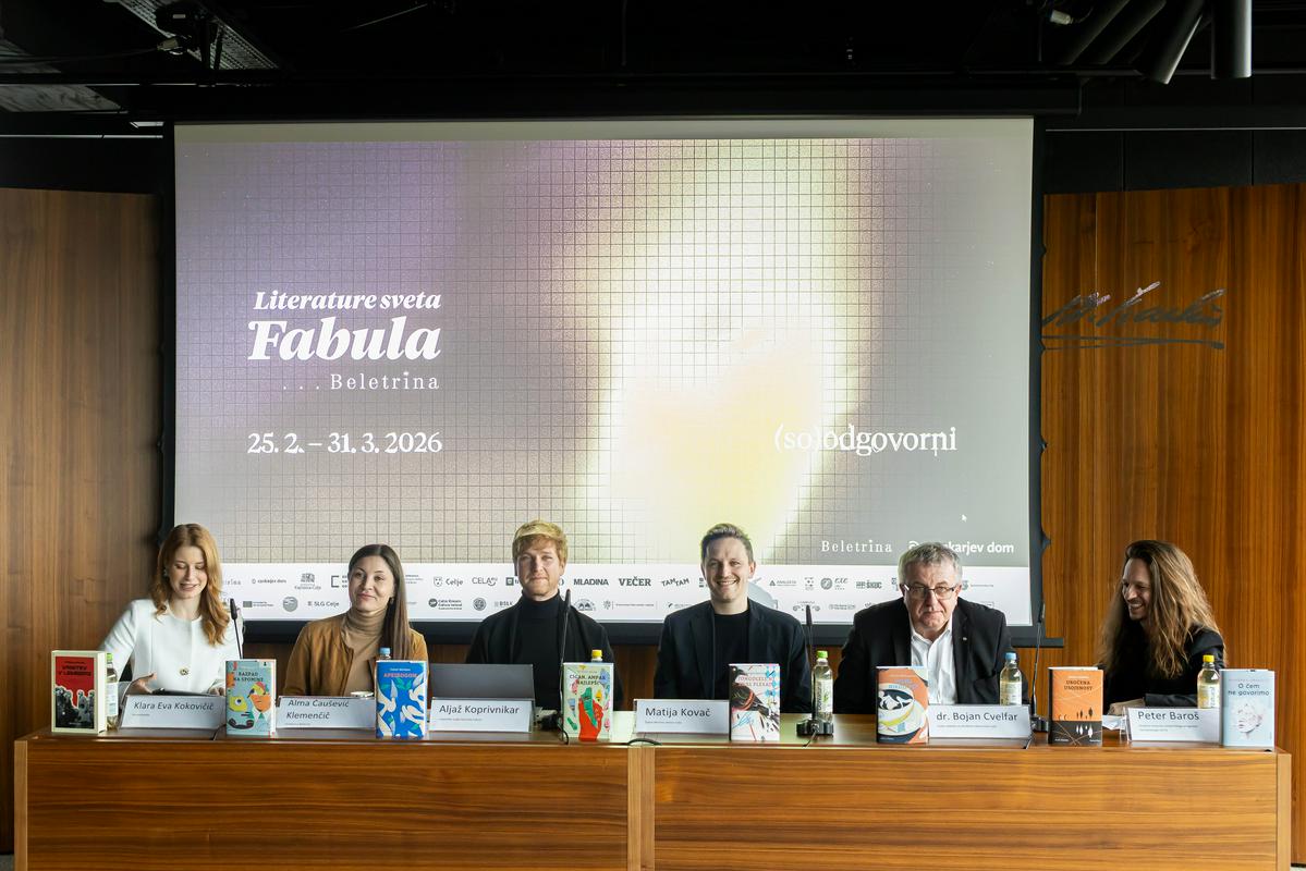 Fabula ter vprašanje, kako sobivati v svetu krize zaupanja, razkroja resnice in občutka nemoči