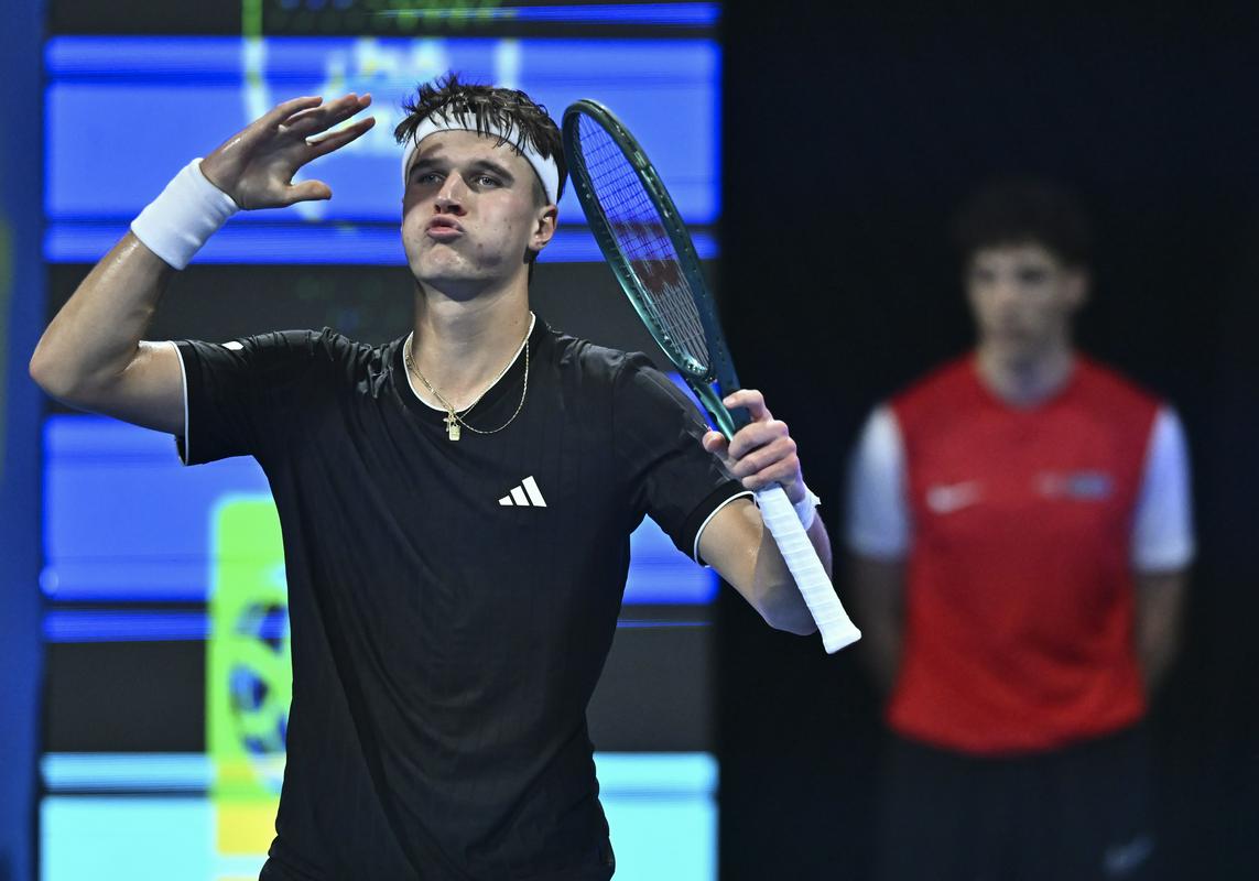 Menšik izločil Sinnerja v Dohi