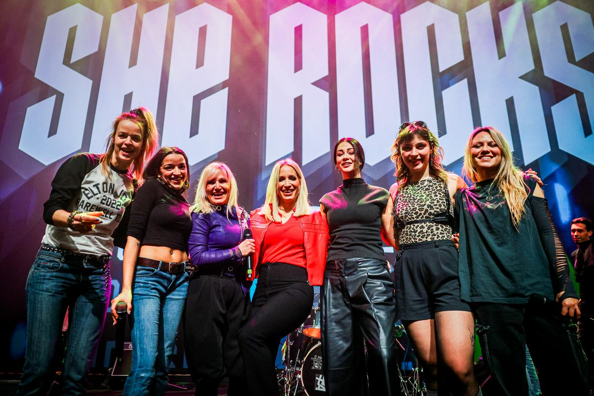 She Rocks s Simfoniki prinaša skoraj dve uri glasbe z ženskimi vokali