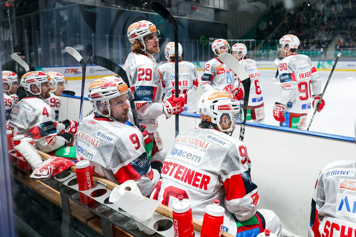 Zmaji v Celovcu zdržali 53 minut, nato pa prejeli gol z dvema igralcema manj