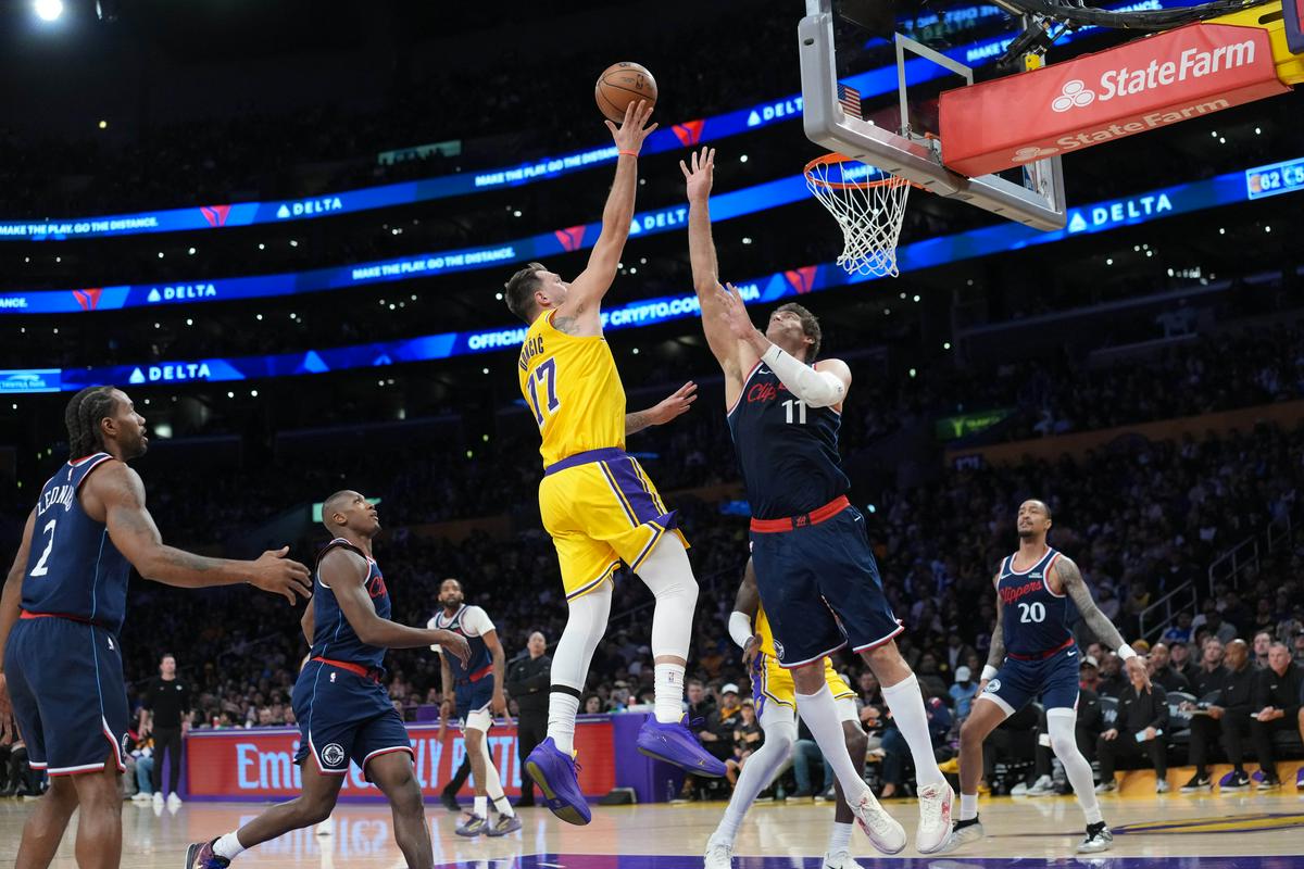 LA Lakers - LA Clippers 72:65 (polčas; Dončić 22 točk)