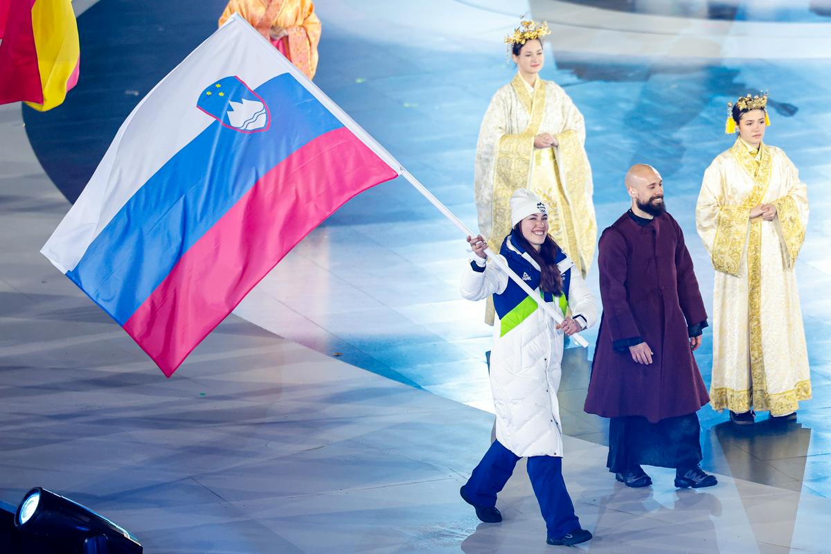Olimpijski ogenj ugasnil, Lila Lapanja nosila slovensko zastavo v Veroni