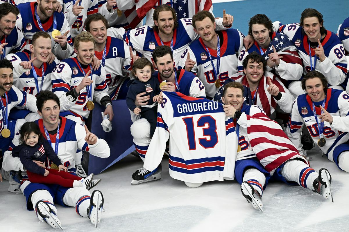 Poklon Johnnyju Gaudreauju: Ameriška zlata hokejska ekipa na ledu z njegovima malčkoma in dresom
