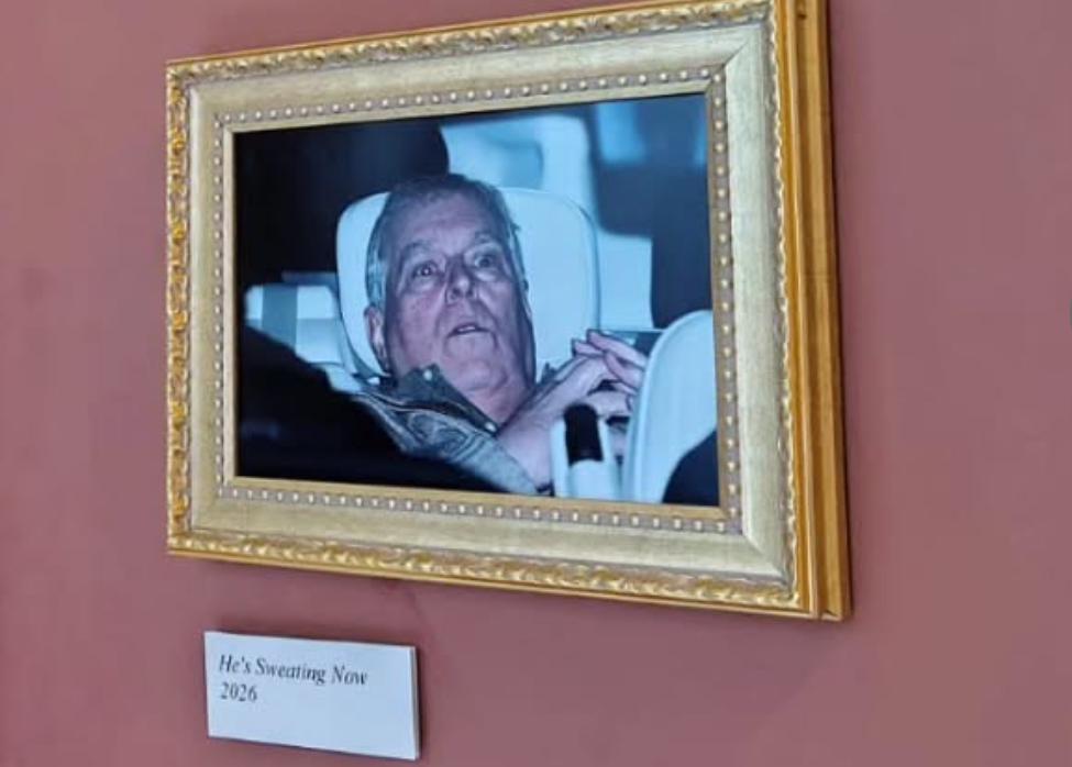 Andrew Mountbatten-Windsor za 15 minut "sosed" Mone Lize in Miloške Venere v Louvru