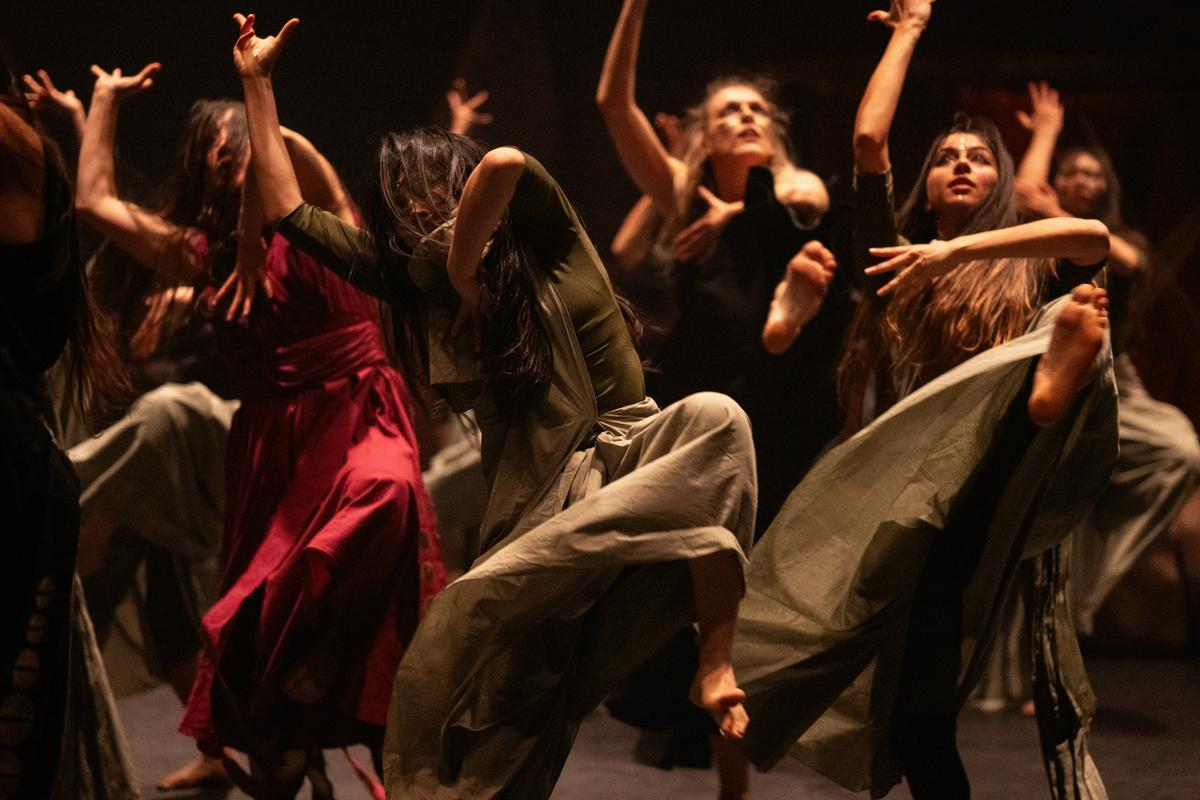 Zadnja redstava skupine Akrama Khana, enega najvplivnejših sodobnih koreografov in plesalcev