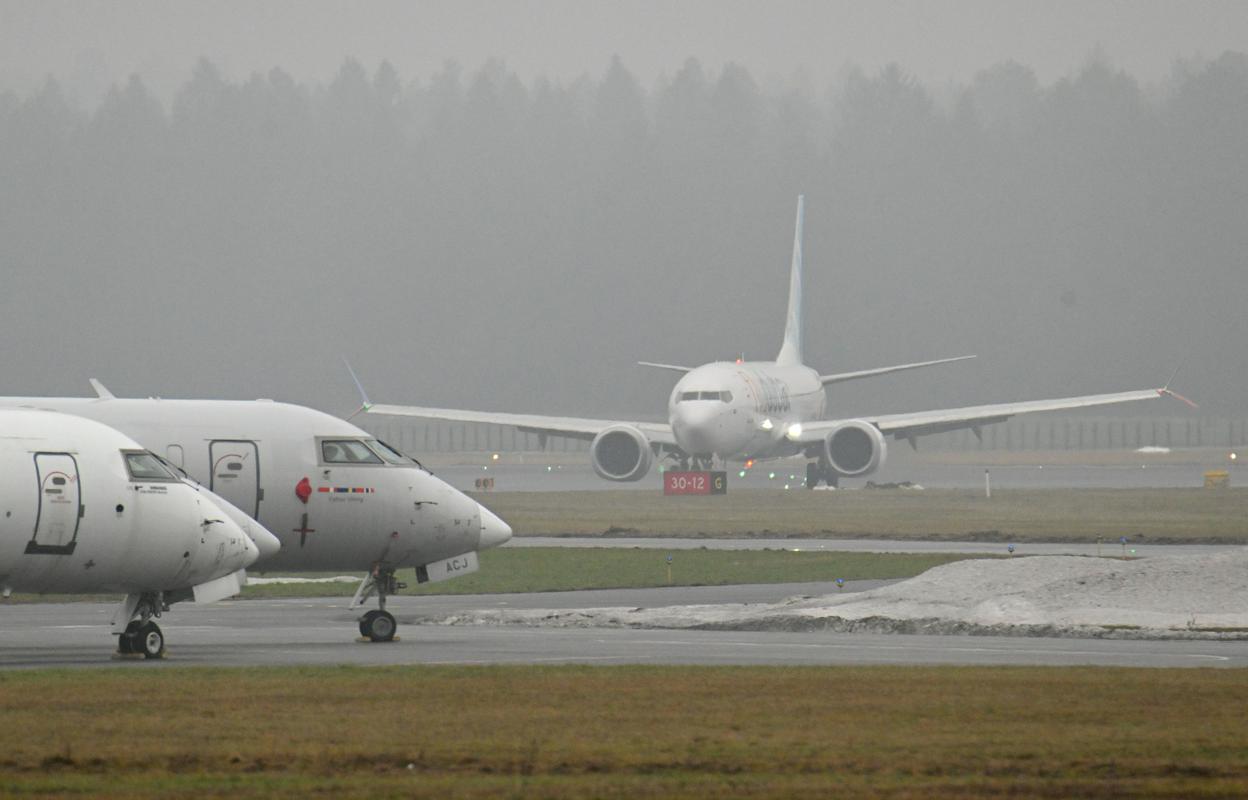 Policija naj bi na brniškem letališču pridržala odmevnega spletnega vplivneža