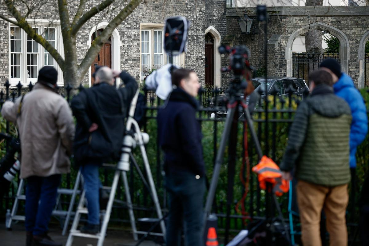 Mandelsona, aretiranega zaradi povezav z Epsteinom, izpustili iz pridržanja