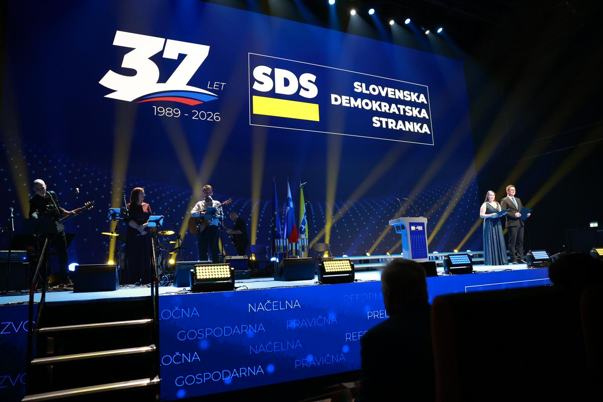 Na konvenciji SDS-a izvajali v slovenščino prepesnjeno Thompsonovo pesem?